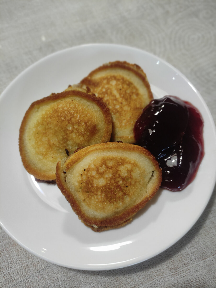 Оладушки с душистым желе из красной смородины. М-м-м, вкуснятина! 