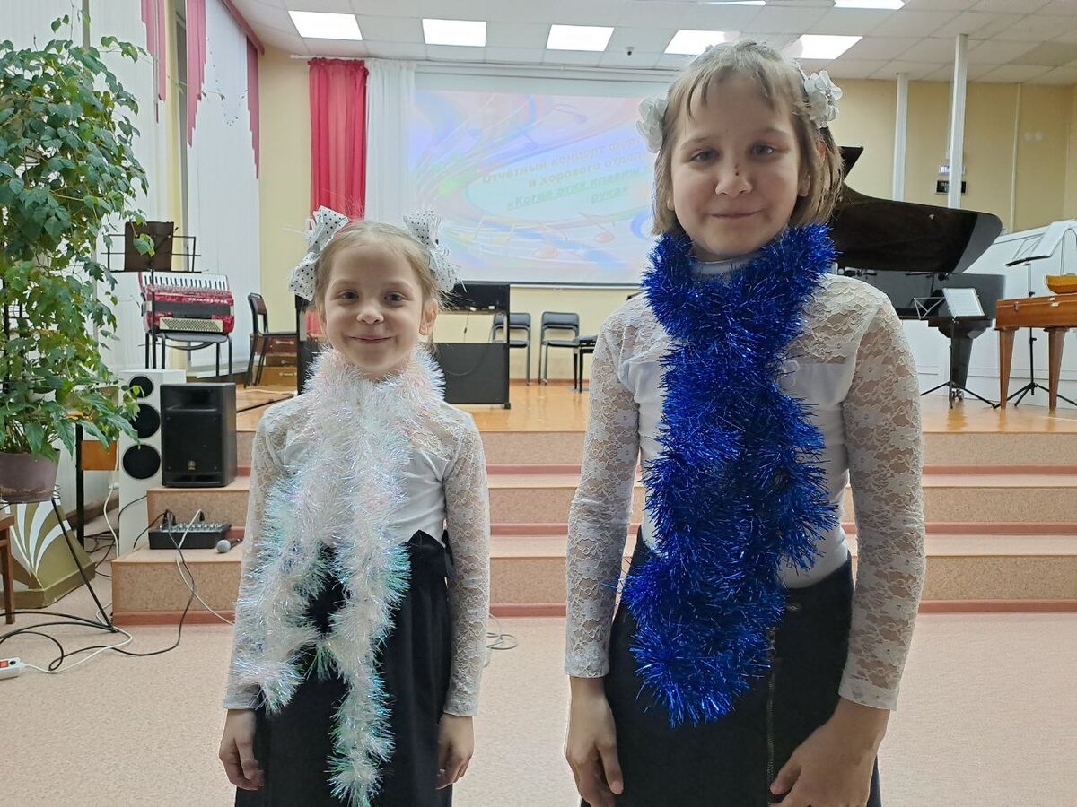 Ница и Ника вчера на концерте)) Вечером выложу второй кусочек видео