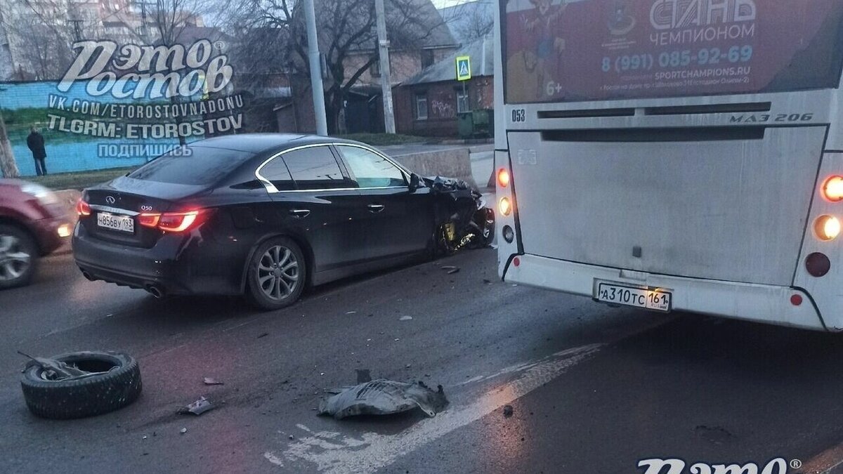     В Ростове-на-Дону утром в воскресенье 18 декабря столкнулись Infiniti Q50 и автобус № 44, сообщили очевидцы в соцсети.