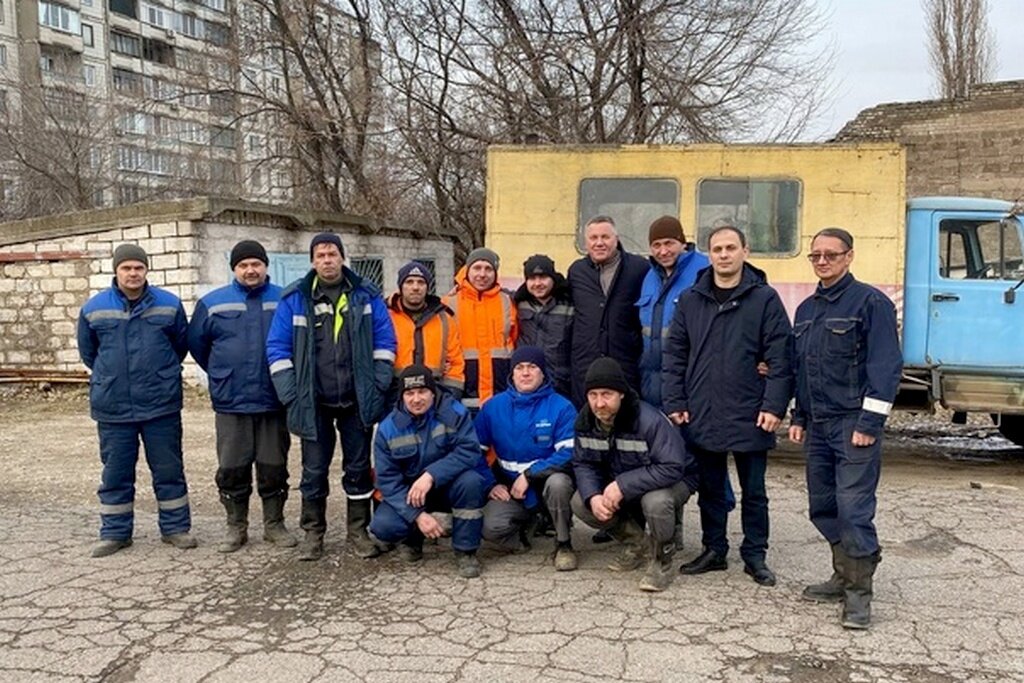    Губернатор Вологодской области вместе с главой администрации Алчевска Альбертом Апшевым побывал в центральной больнице, нескольких учебных учреждениях, жилом доме и в ЖЭУ.