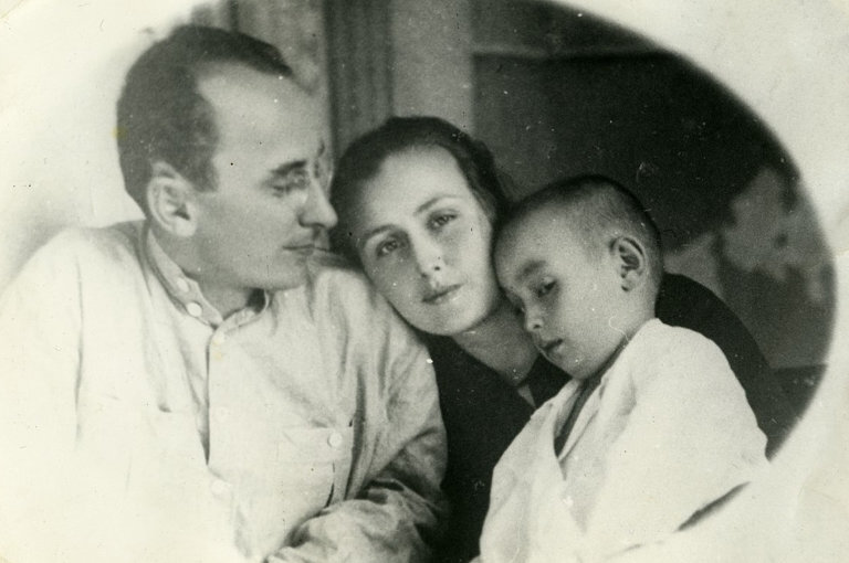 Lavrenty Pavloviç həyat yoldaşı və oğlu ilə