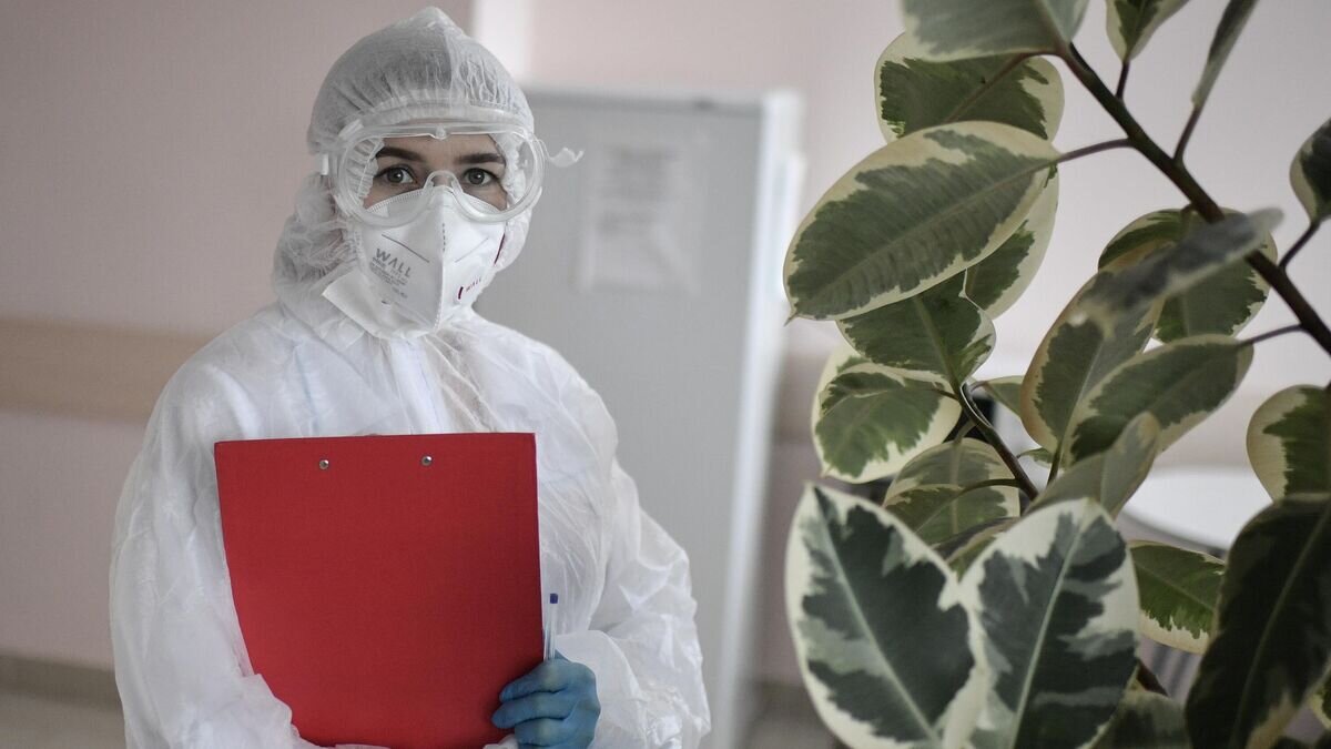    Медицинский работник в реанимационном отделении COVID-госпиталя© РИА Новости / Константин Михальчевский