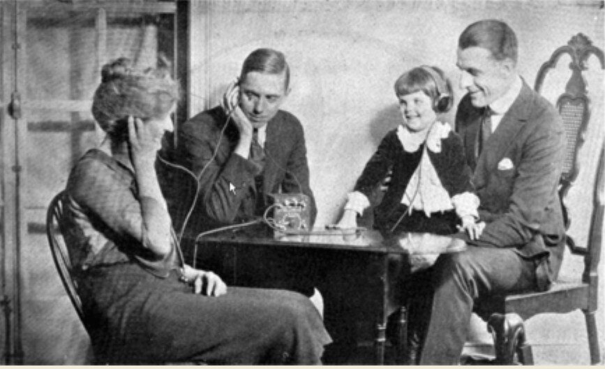 Американская семья слушает  детекторный радиоприемник , 1920-е годы