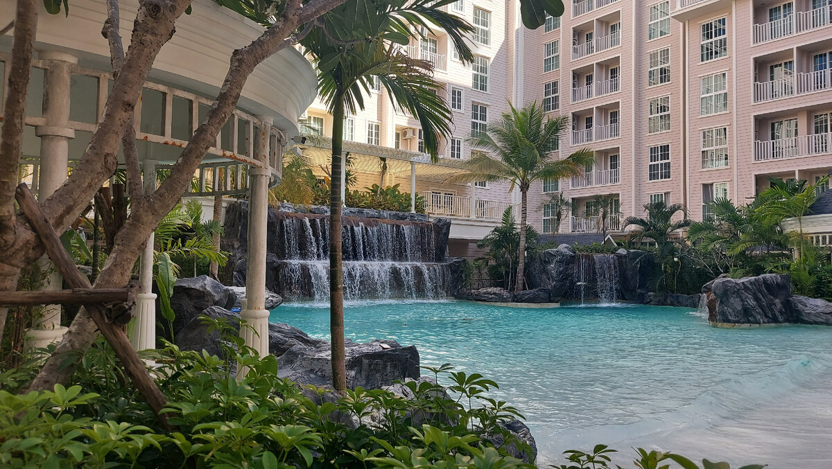 Бассейн с искусственной волной. Фото моё 