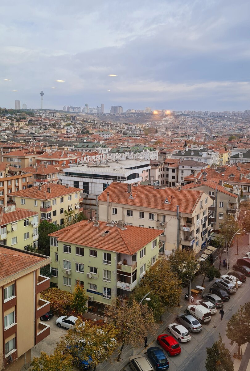 Кусочек типичного Стамбула - узкие улицы и море красных крыш