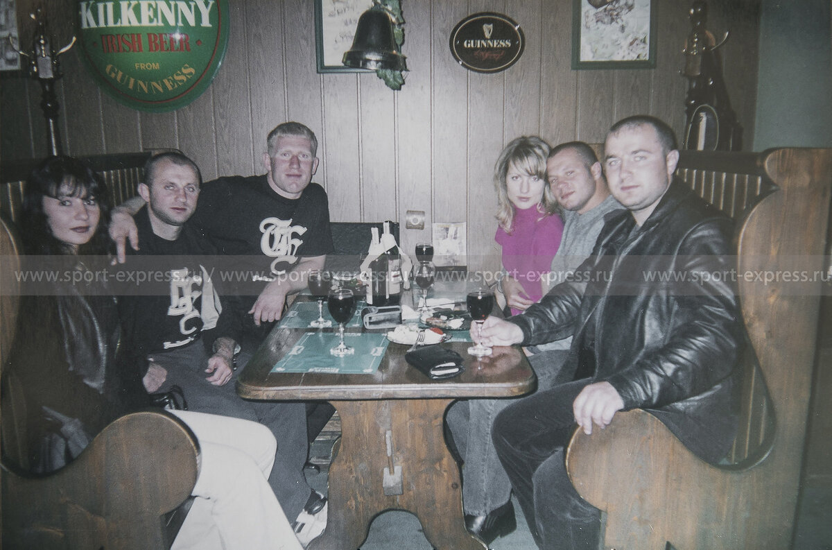 Компания Федора Емельяненко и Марины, Сергея Харитонова, Андрея и Владимира Былдиных. Фото из личного архива Андрея Былдина для «СЭ» 