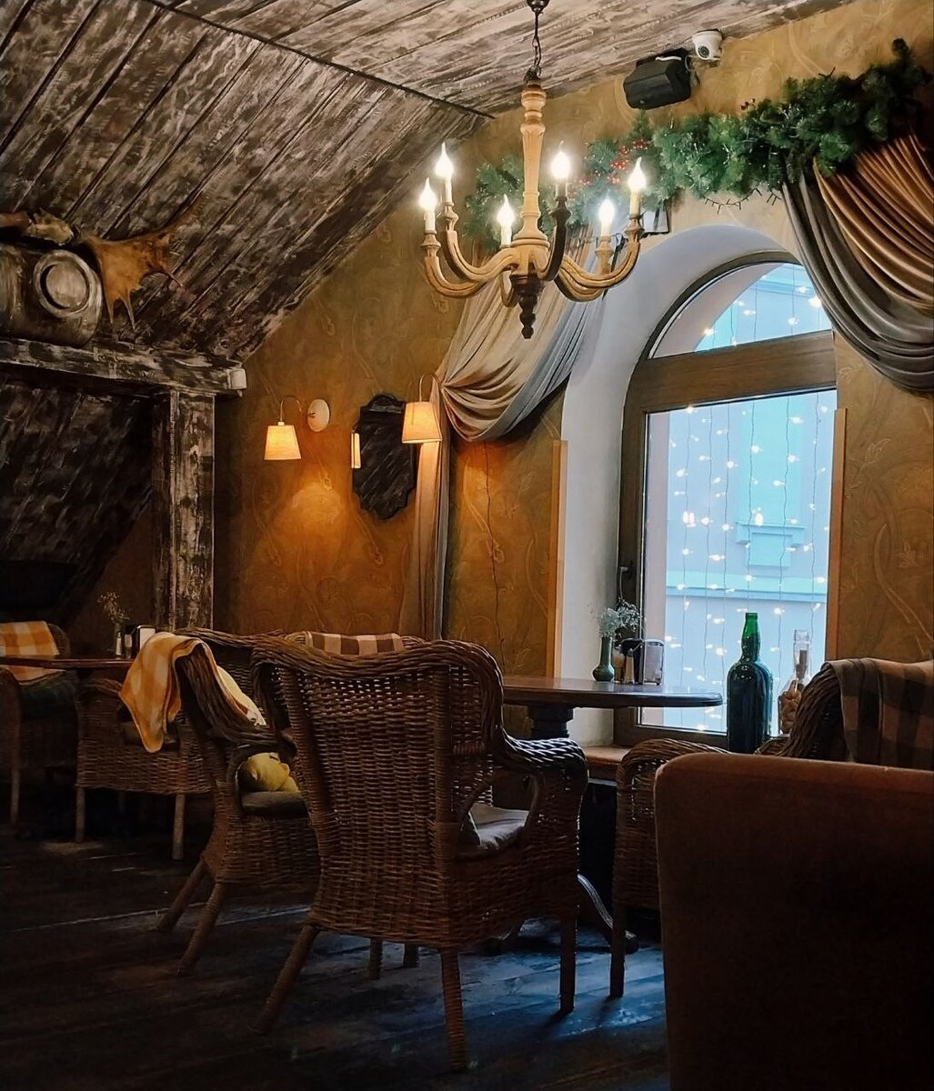 Столик у окна