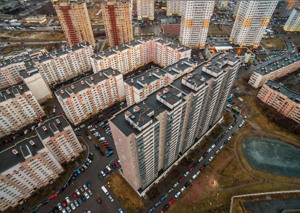 Шушары, Санкт-Петербург. На левой нижней части фото фрагмент дома, где я жил. Источник изображения: Яндекс Картинки.