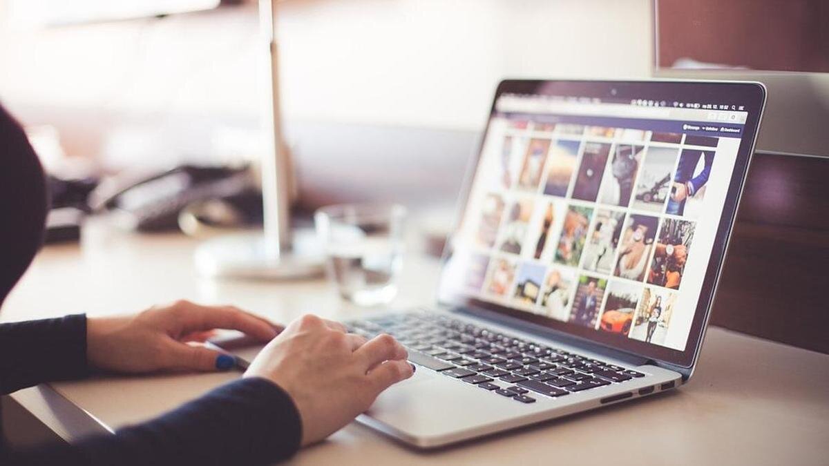    Пользователь за ноутбуком:Pixabay