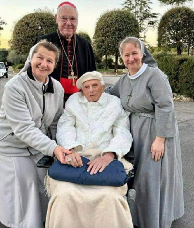 Последнее фото Бенедикта XVI перед болезнью в садах Ватикана