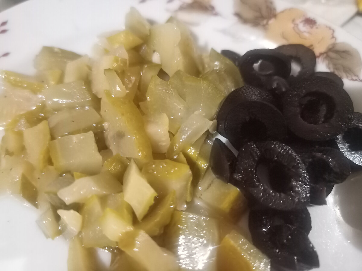 Огурчики соленые и оливки для солянки, суп из остатков