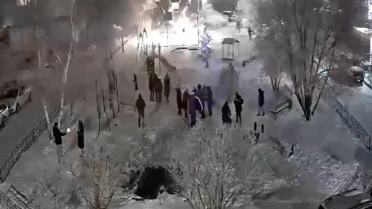     В МЧС Хакасии показали несколько примеров того, как не нужно запускать фейерверки. Так, запуск салютов в Абакане едва не закончился трагедией.