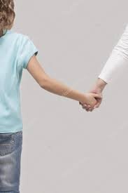 Фото из открытых источников. Мамочка схватила крепко дочь за руку  и выдернула ее из кадра, повела как безмолвную овцу прочь, сквозь толпу глазеющих