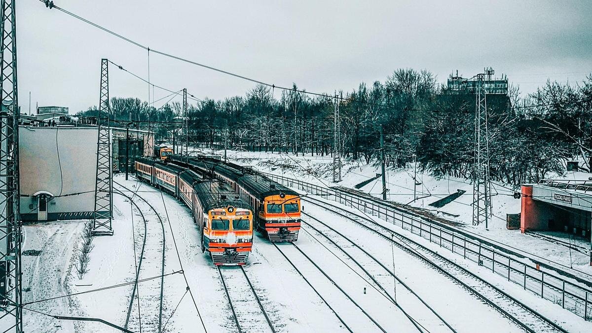    Два поезда на железной дороге зимой:pexels.com