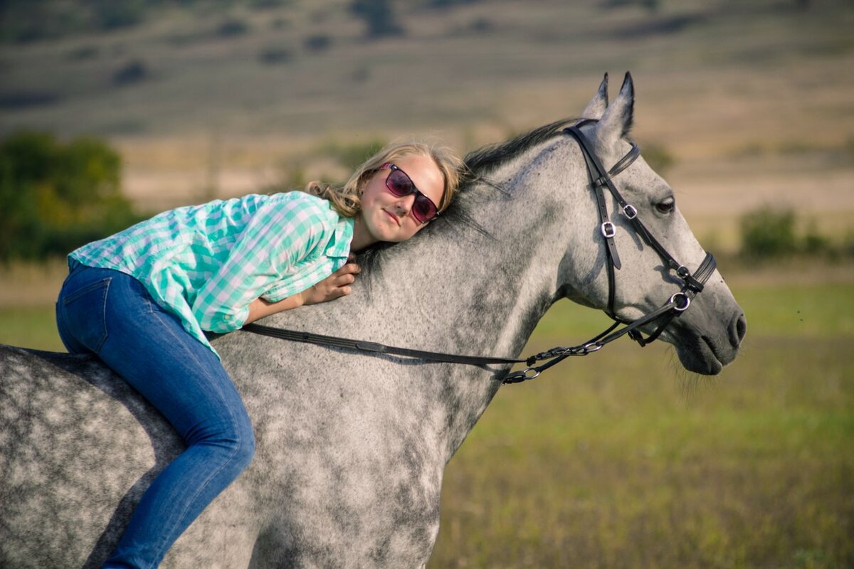 Я уже больше 6 лет не использую уздечку с трензелем, потому что так удобнее моей лошади.