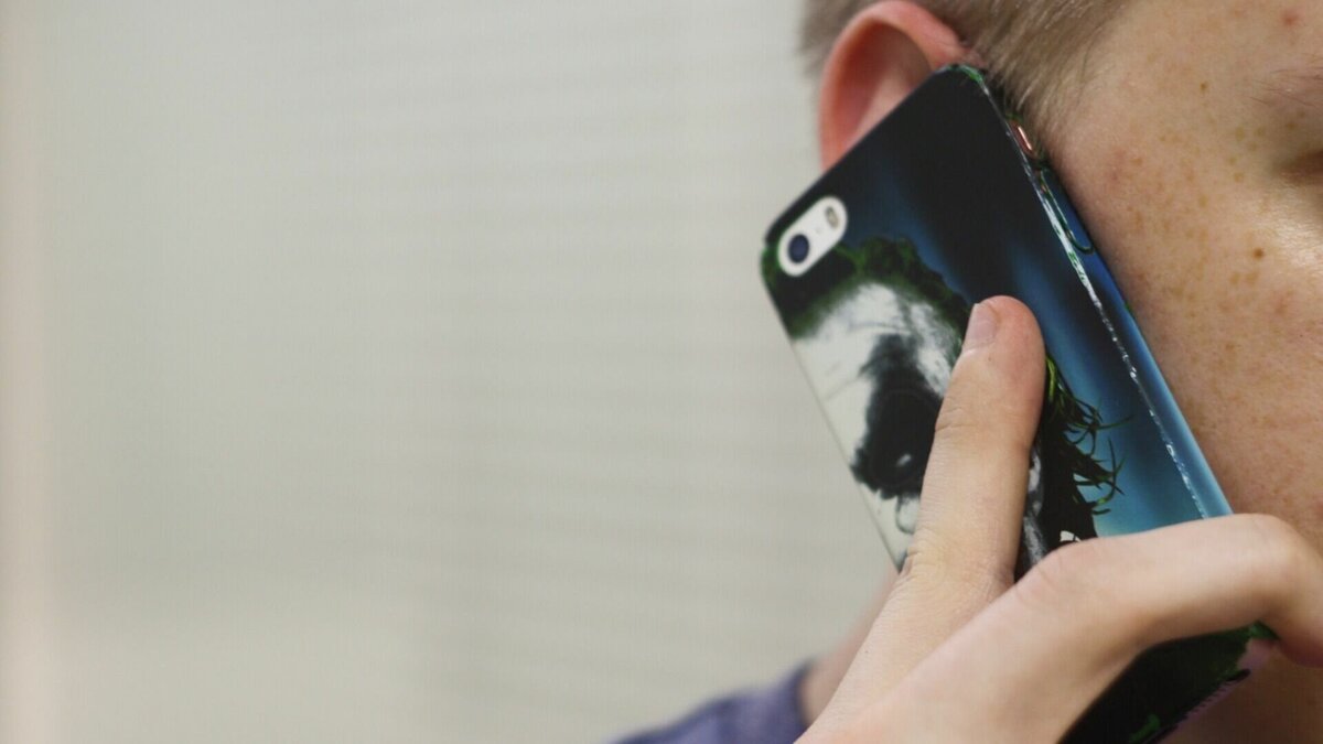     Доверчивый 48-летний житель Автозаводского района Нижнего Новгорода лишился более 2 млн рублей перед новым годом. Он перевел накопленные средства телефонным мошенникам. Об этом сообщает ГУ МВД по Нижегородской области.