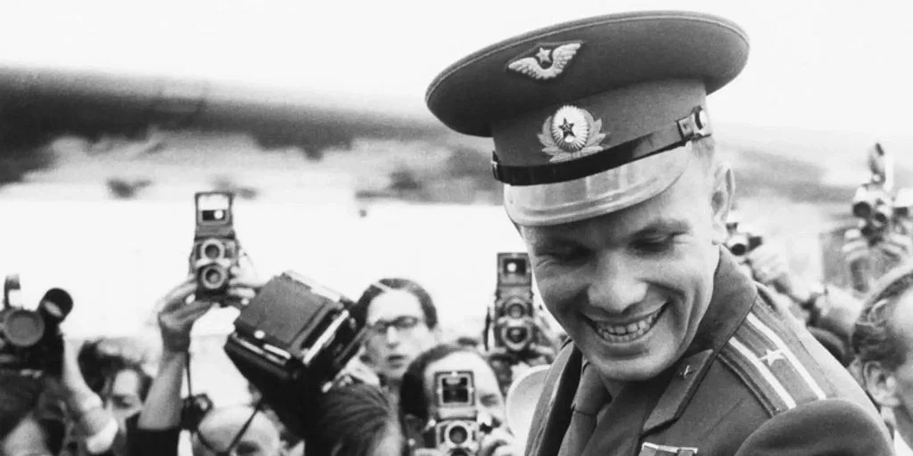 Юрий Гагарин в окружении журналистов