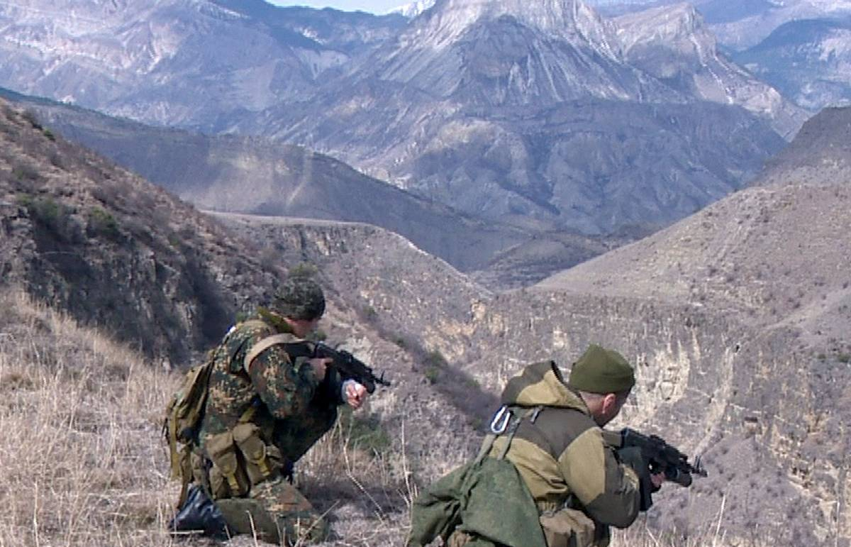 Боевики Шамильского района. Боевики идут по горам. Шамильский район ваххабиты. Дагестан боевики селфи. Задержание террористов в дагестане