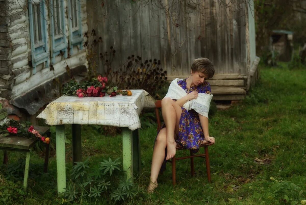 Загорает на даче. Женщины загорают на даче. Деревенское подсмотренное. Деревенское подсмотренное. Деревенское подсмотренное.