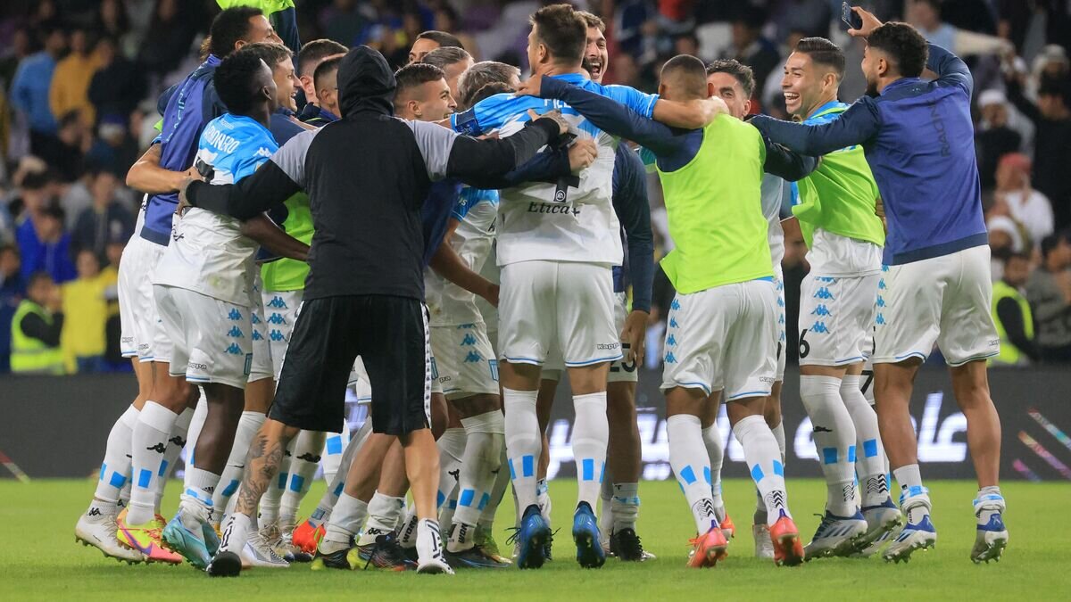    Футболисты "Расинга"© AFP 2023 / KARIM SAHIB