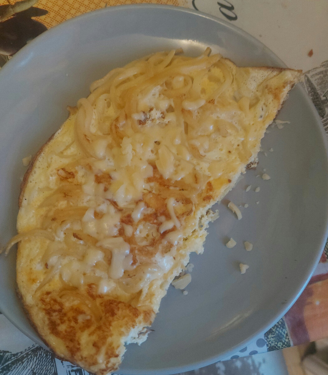 омлет с вчерашними макаронами и немного сыра