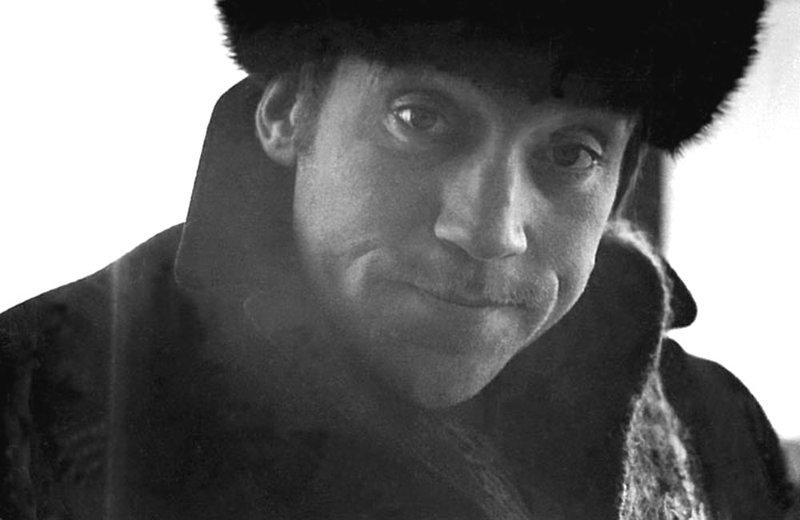 Владимир Семёнович Высоцкий, 42 года в 42 уникальных фотографиях В день 85-летнего юбилея знаменитого актёра и гениального поэта Владимира Высоцкого мы подобрали для вас 42 его самых необычных фото 1.-17