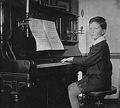 В пять лет юный Оскар написал первую пьесу. 1926 г. Фото из открытых источников
