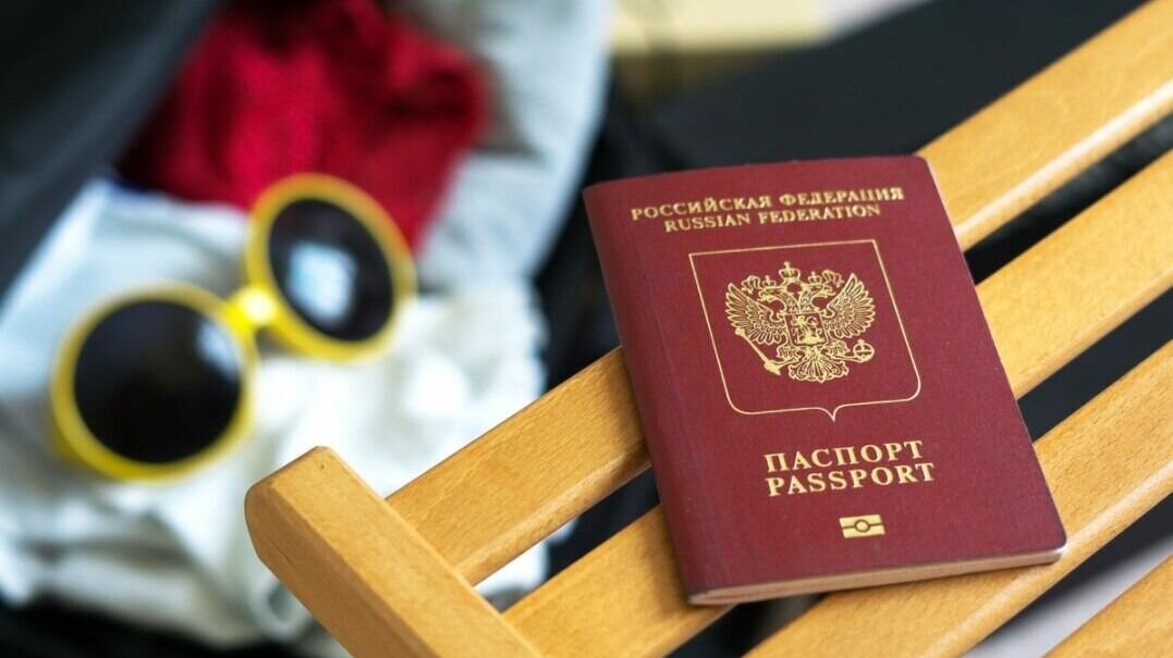     В Ассоциации туроператоров России (АТОР) отметили, что отсутствие биометрического загранпаспорта не станет препятствием для выезда за пределы страны, а также рассказали, куда можно поехать с загранпаспортом старого образца.