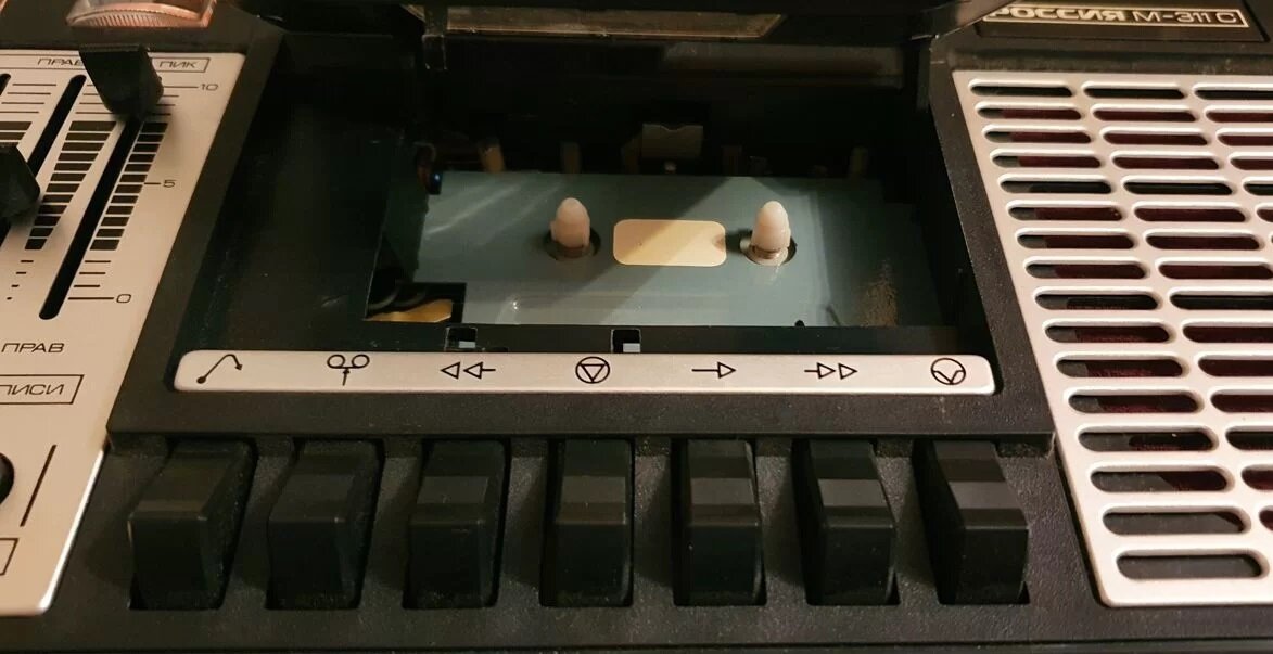 Кнопки управления и открытый кассетоприемник. Все новое 