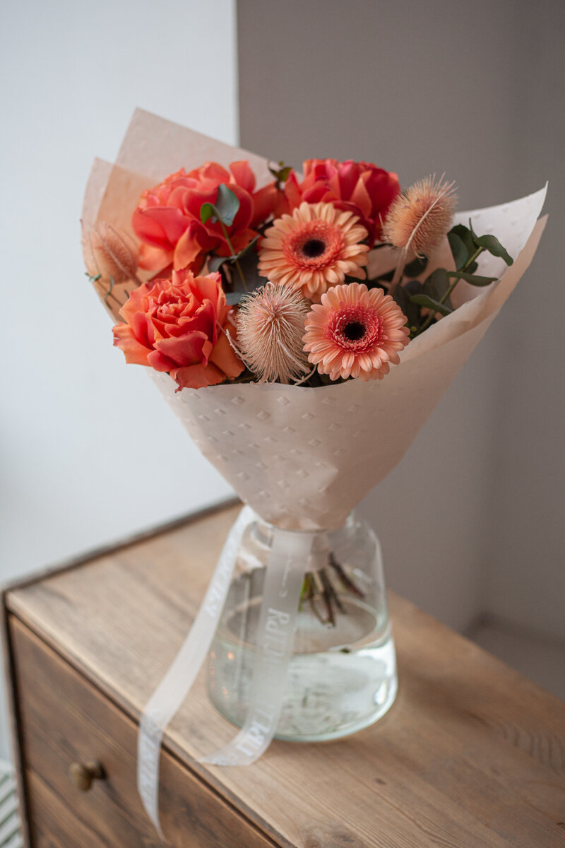 Букет из вывернутых роз, герберы, эвкалипта и сухоцветов 