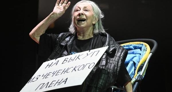 Лия Ахеджакова в роли бабушки Нурии в спектакле «Первый хлеб» в постановке Бениамина Коца по пьесе драматурга Рината Ташимова на сцене театра «Современник»📷
