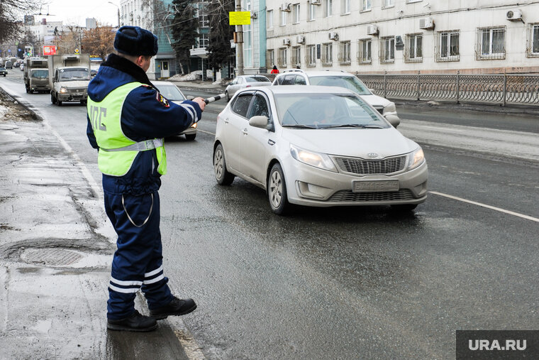    Экипаж ДПС нес службу по надзору за дорожным движением, когда когда к инспекторам обратились с просьбой о помощи