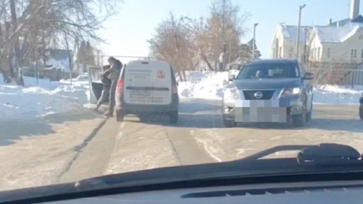 В Новосибирске водитель такси и грузового фургона подрались на месте ДТП и  попали на видео | Курьер.Среда | Дзен