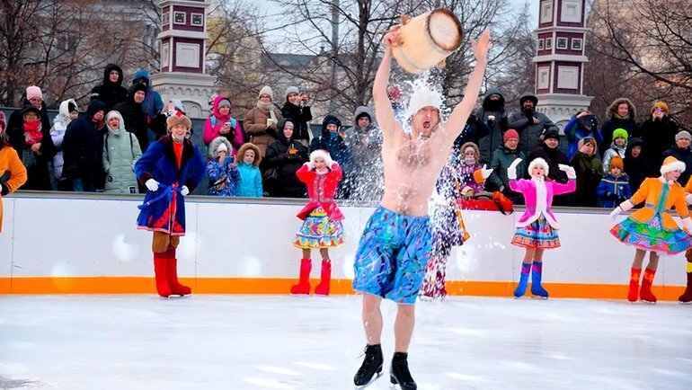    Перфоманс с обливанием ледяной водой.moscowseasons.com