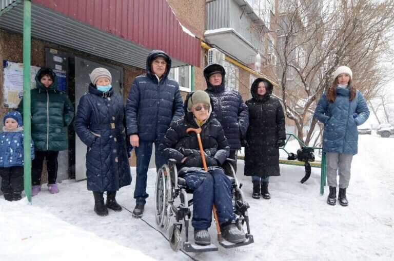    Для ветерана ВОВ Владимира Александрова устроили мини-концерт возле его дома Марина Шарт