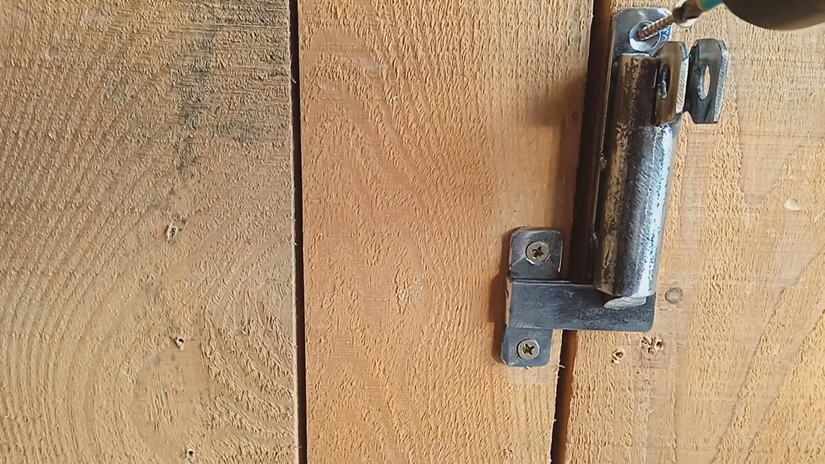 Маленькие хитрости. Как сделать простейшую защелку для мебельной дверцы своими руками?