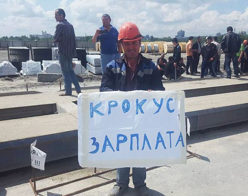 Рабочие требуют зарплату. Рабочие требуют зарплату. Рабочие требуют зарплату. Долги по зарплате. Требую зарплату.