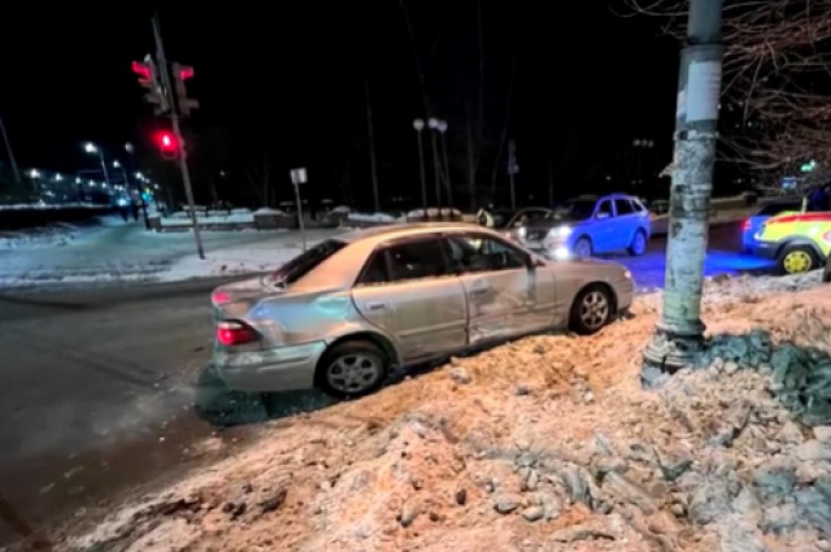    В Омске иномарка на скорости влетела в пешеходов на тротуаре (ВИДЕО)