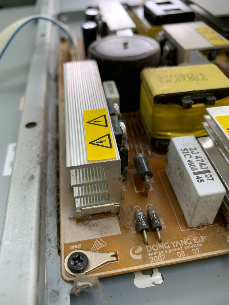 Как всегда много пыли, но блок питания работает исправно