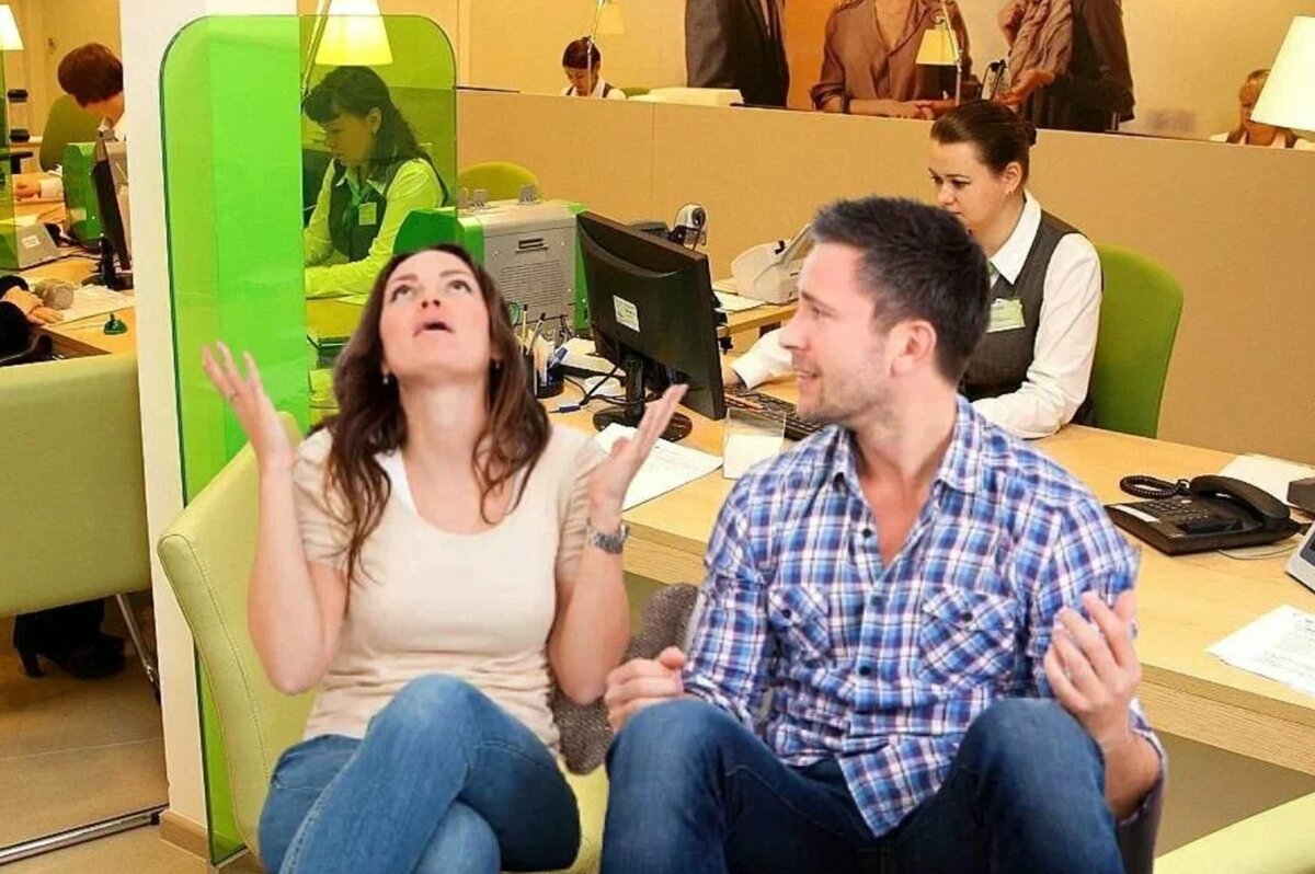 Должница и третье лицо в банке на переговорах по выкупу долга через договор цессии