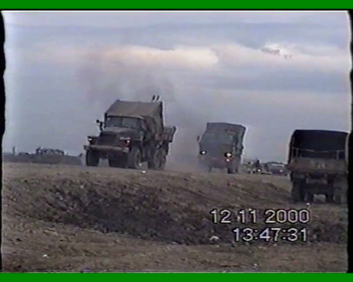 Выход военной колонны из Ханкалы. На переднем плане грузовик, за тентом которого видны стволы зенитной установки. Колонна вытягивалась на дорогу почти 40 минут. Фото из архива автора.