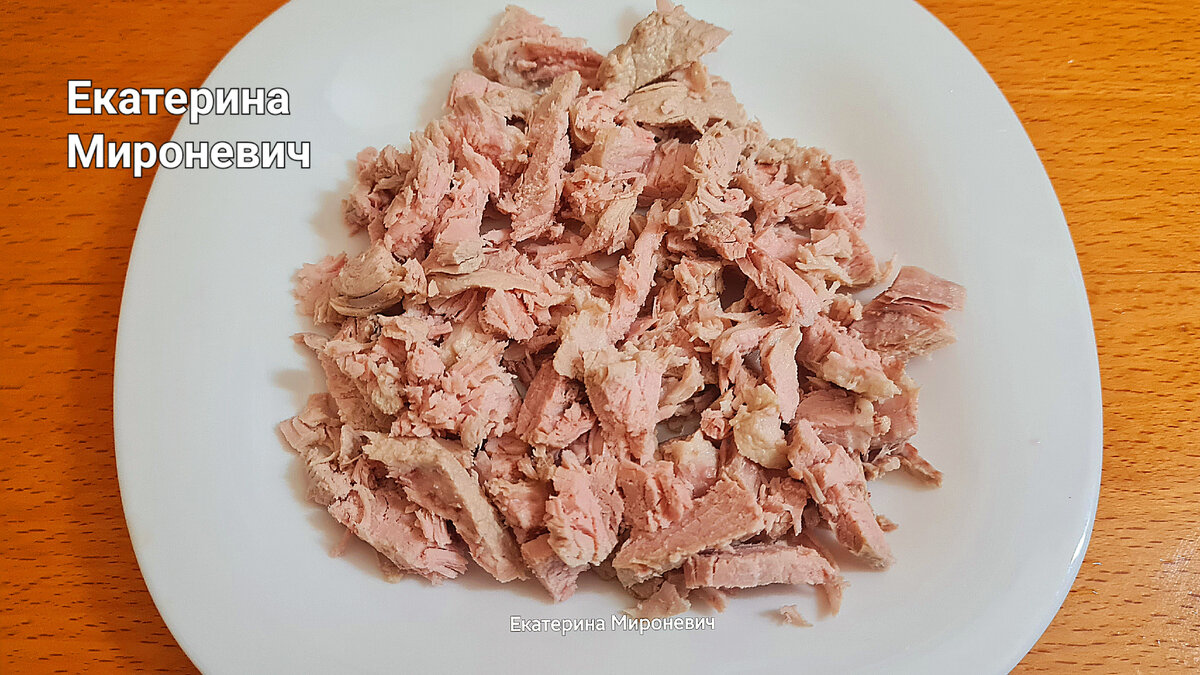 Стараюсь нарезать мясо поперёк волокон.