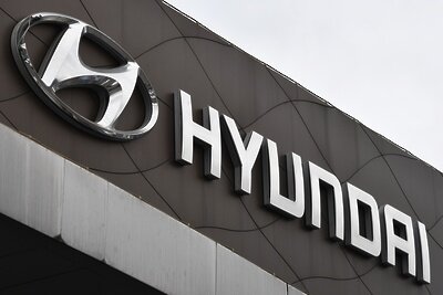    Логотип южнокорейской автомобилестроительной компании Hyundai в автосалоне в Москве. ©Михаил Воскресенский РИА Новости