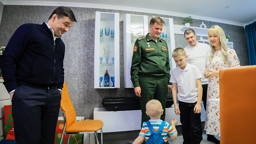    Губернатор Подмосковья Андрей Воробьев навестил семью участника СВО в Подольске ©Константин Семенец Пресс-служба Губернатора и Правительства Московской области