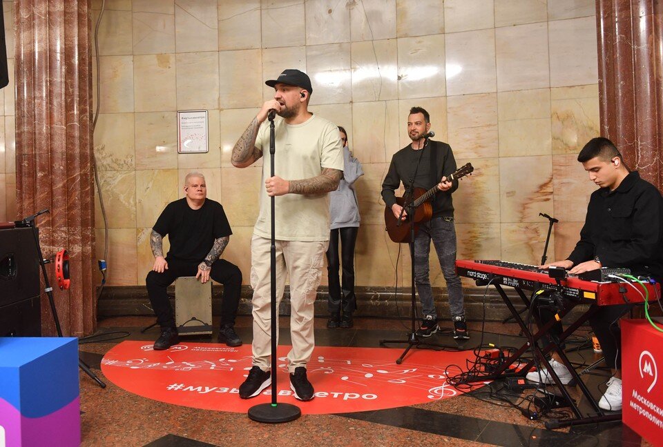     Баста дал концерт на станции «Курская» Кольцевой линии метро в Москве Виктор ДРАЧЕВ