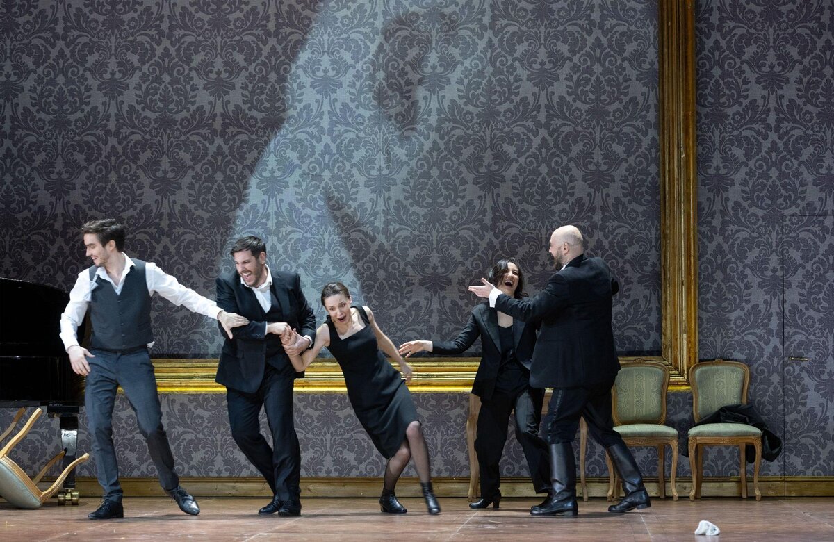 Фотографии со спектакля "Средь шумного бала"