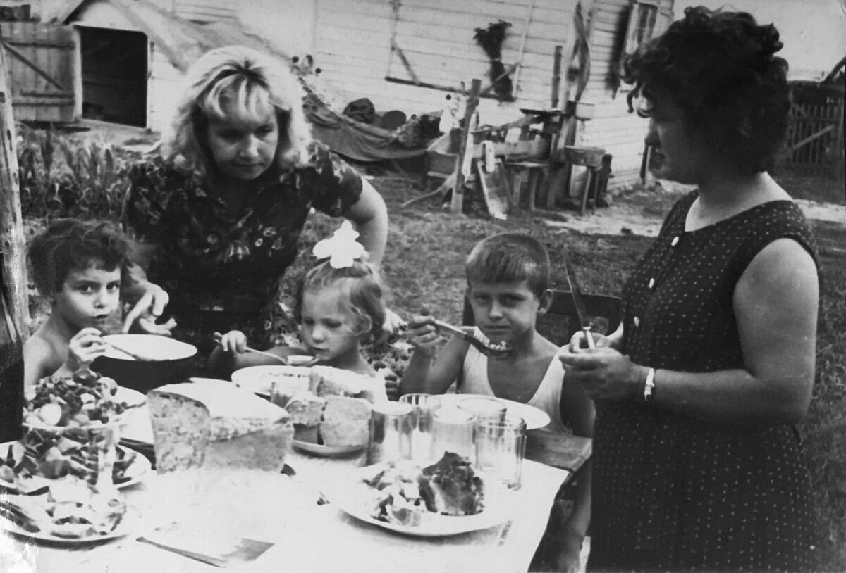 Хлеб всегда был на обеденном столе советского человека, некоторые с хлебом ели даже макароны.