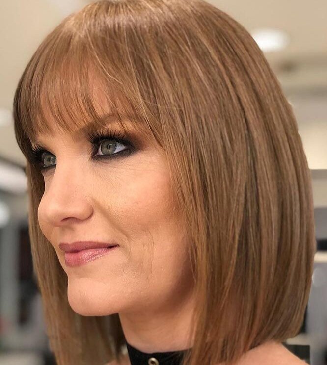 Тонкая слегка закругленная чёлка, листайте влево, там ещё фото.