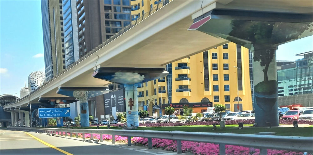 Дубай. Граффити на «Шейх Заид роуд»