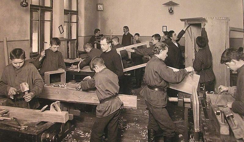 За работой в столярной мастерской (фото из московского училища)